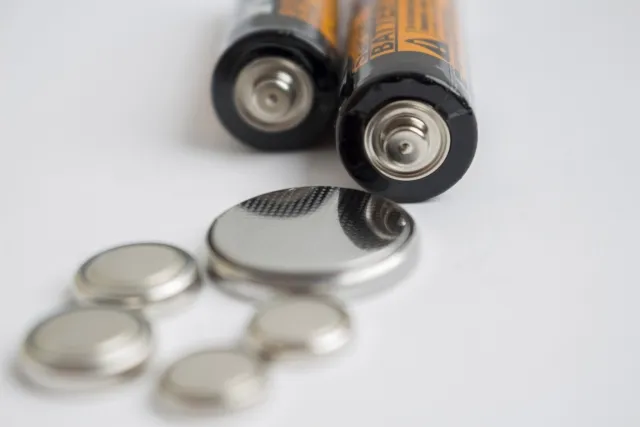 ボタン電池や乾電池。それぞれ安全のために特別な処分方法が求められる。