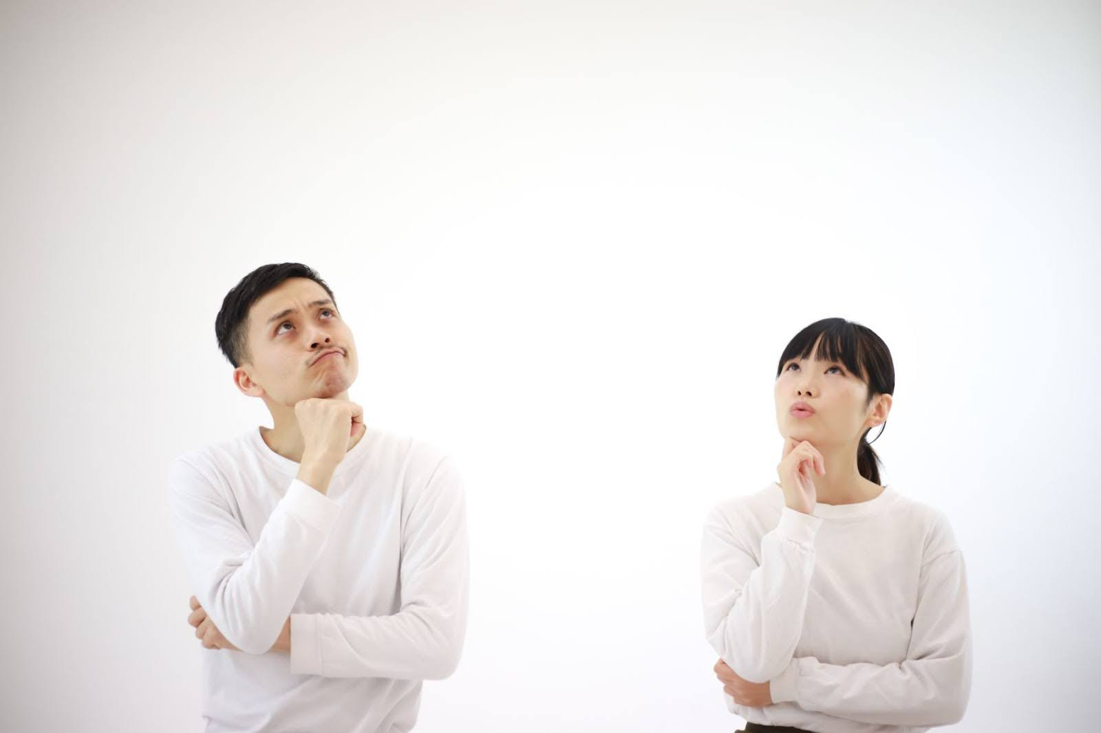 悩む男女