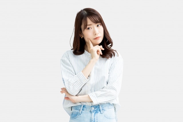 悩んでいる女性