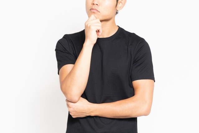考える男性