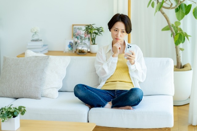 悩む女性